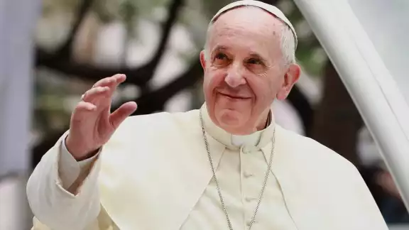 El Papa Francisco recibió una escultura que representa 'Unidos por la Paz', para desearle pedir paz en el mundo. El Papa Francisco recibió una escultura que representa 'Unidos por la Paz', para desearle pedir paz en el mundo.