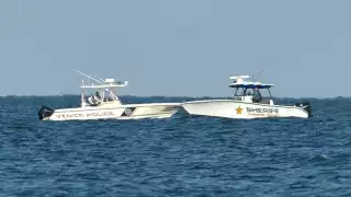 La avioneta, una Piper PA-32R, fue visto poco antes del mediodía bajo unos siete metros de agua, las labores de rescate se implementaron horas después
