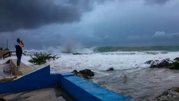 El Centro Nacional de Huracanes espera marejadas ciclónicas potencialmente mortales, vientos catastróficos e inundaciones en la península El Centro Nacional de Huracanes espera marejadas ciclónicas potencialmente mortales, vientos catastróficos e inundaciones en la península