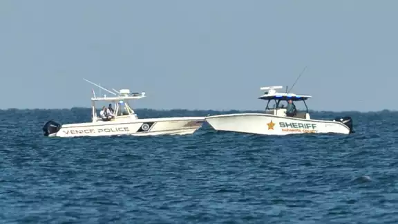 La avioneta, una Piper PA-32R, fue visto poco antes del mediodía bajo unos siete metros de agua, las labores de rescate se implementaron horas después
