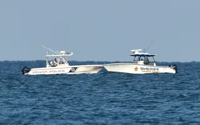 La avioneta, una Piper PA-32R, fue visto poco antes del mediodía bajo unos siete metros de agua, las labores de rescate se implementaron horas después
