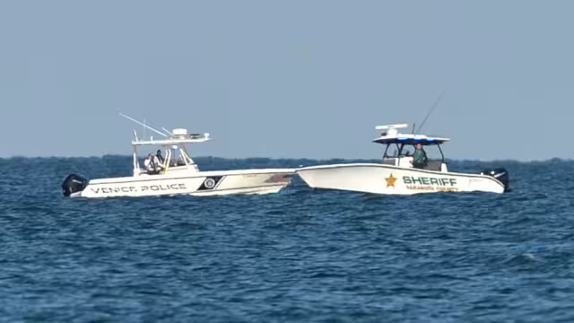La avioneta, una Piper PA-32R, fue visto poco antes del mediodía bajo unos siete metros de agua, las labores de rescate se implementaron horas después
