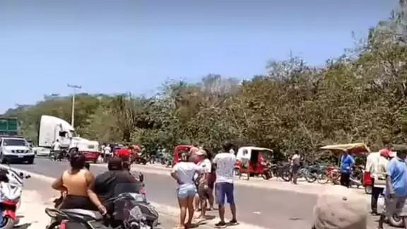 Habitantes de Nuevo Progreso y San Antonio Cárdenas mantienen el bloqueo de la carretera federal 180 hasta recibir un compromiso tangible de la CFE Habitantes de Nuevo Progreso y San Antonio Cárdenas mantienen el bloqueo de la carretera federal 180 hasta recibir un compromiso tangible de la CFE