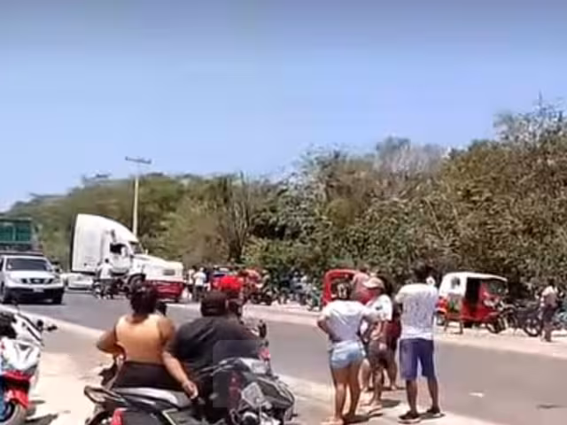 Habitantes de Nuevo Progreso y San Antonio Cárdenas mantienen el bloqueo de la carretera federal 180 hasta recibir un compromiso tangible de la CFE