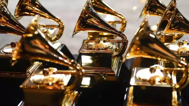 Los premios más importantes de la música internacional serán postergados por los contagios de ómicron. Foto: AFP vía Getty Images