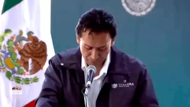 Tunden en redes a funcionario de la SEP, Marx Arriaga