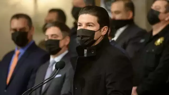 El gobernador de Nuevo León, Samuel García, anunció que en la entidad se elimina el uso obligatorio de cubrebocas en espacios abiertos