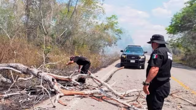 Una larga fila de automovilista se formó sobre la carretera Peto-Chacksinkin durante la tarde de este jueves