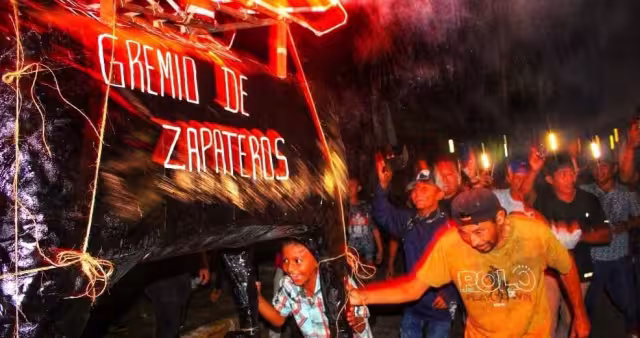 La simbólica quema del diablo se realiza desde hace muchos años durante las festividades religiosas