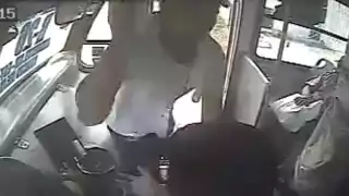 En la grabación se ve al hombre mientras aborda la unidad con número económico 415