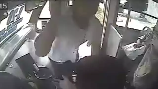 En la grabación se ve al hombre mientras aborda la unidad con número económico 415