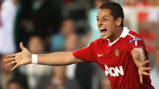 En el video se le ve recordando un gol de 'Chicharito' Hernández en su debut con el Manchester United