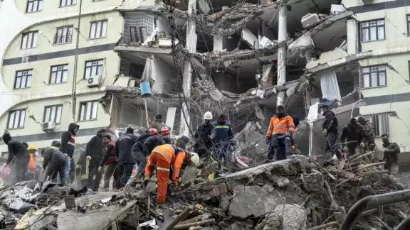 Turquía permanece bajo escombros debido a los edificios que cayeron durante el terremoto Turquía permanece bajo escombros debido a los edificios que cayeron durante el terremoto
