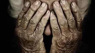 La mujer fue hallada con una puñalada en el pecho