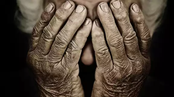 La mujer fue hallada con una puñalada en el pecho