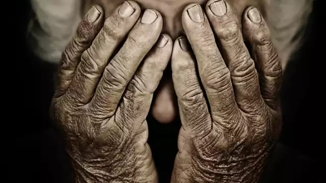 La mujer fue hallada con una puñalada en el pecho