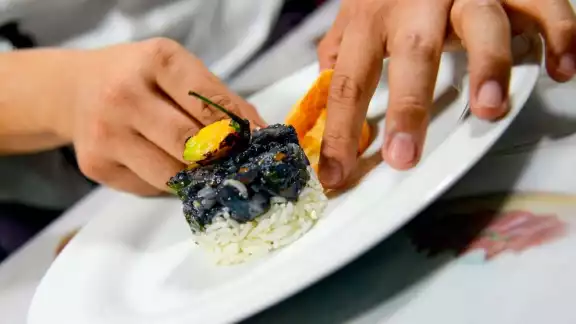Para algunos el pulpo en su tinta tiene un poder afrodisíaco Para algunos el pulpo en su tinta tiene un poder afrodisíaco