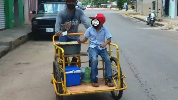 Muchos menores están ayudando a sus padres a obtener dinero para comer Muchos menores están ayudando a sus padres a obtener dinero para comer