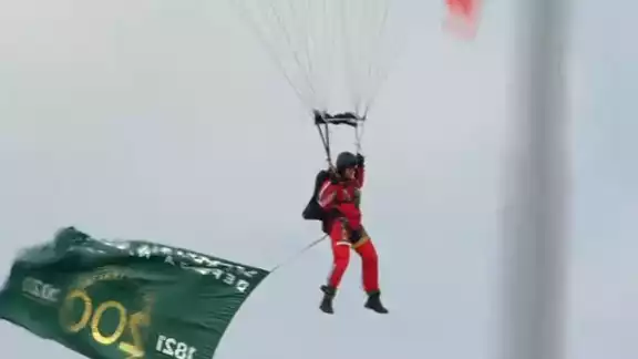 Desde un helicóptero Mi-17, los paracaidistas se aventaron a seis mil pies de altura Desde un helicóptero Mi-17, los paracaidistas se aventaron a seis mil pies de altura