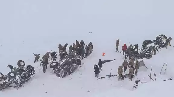 cuerpos de emergencia y rescate de Austria comenzaron con labores de rescate para encontrar a las 10 personas desaparecidas