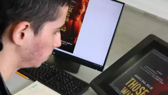 Juan David Vahos Rodríguez ganó un concurso de Warner Bros Pictures para elegir al diseñador de la portada del nuevo thriller Juan David Vahos Rodríguez ganó un concurso de Warner Bros Pictures para elegir al diseñador de la portada del nuevo thriller