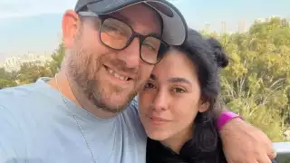 Su hermano Jaim confirmó la noticia a través de Facebook, donde compartió una emotiva foto de ambos abrazados