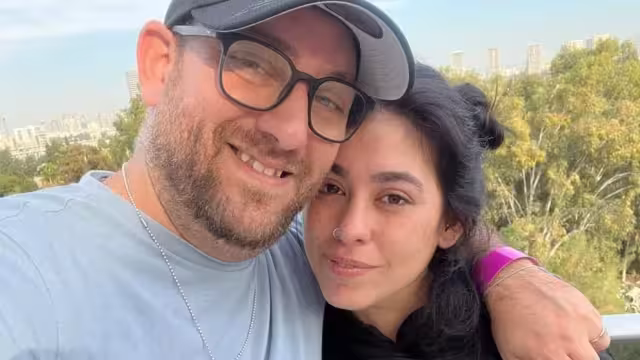 Su hermano Jaim confirmó la noticia a través de Facebook, donde compartió una emotiva foto de ambos abrazados