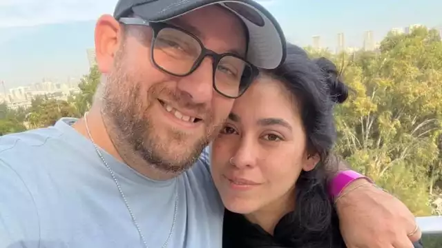 Su hermano Jaim confirmó la noticia a través de Facebook, donde compartió una emotiva foto de ambos abrazados