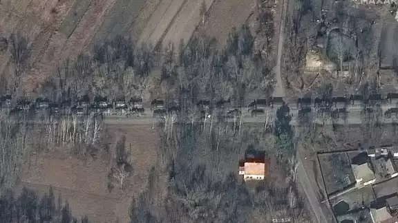 El convoy ocupaba cerca de 5 kilometros y se dirige a Kiev. Foto: Maxar Technologies El convoy ocupaba cerca de 5 kilometros y se dirige a Kiev. Foto: Maxar Technologies