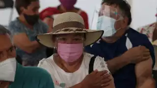 Gente de la tercera edad recibe la vacuna anticovid