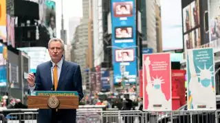 Bill DeBlasio dando un discurso en Boradway