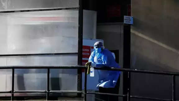Trabajador sanitario en la primera línea contra el COVID-19 Trabajador sanitario en la primera línea contra el COVID-19