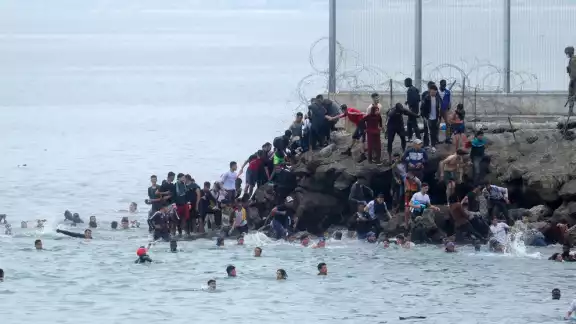 Miles de migrantes cruzan hacia territorio español desde Marruecos Miles de migrantes cruzan hacia territorio español desde Marruecos