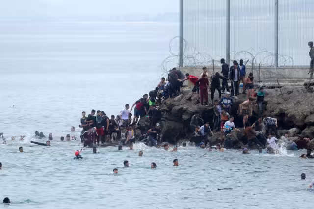 Miles de migrantes cruzan hacia territorio español desde Marruecos