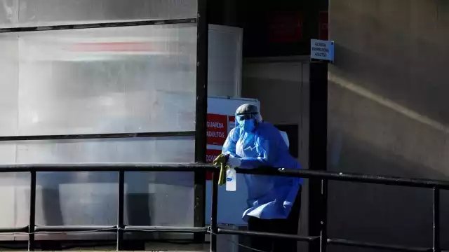 Trabajador sanitario en la primera línea contra el COVID-19