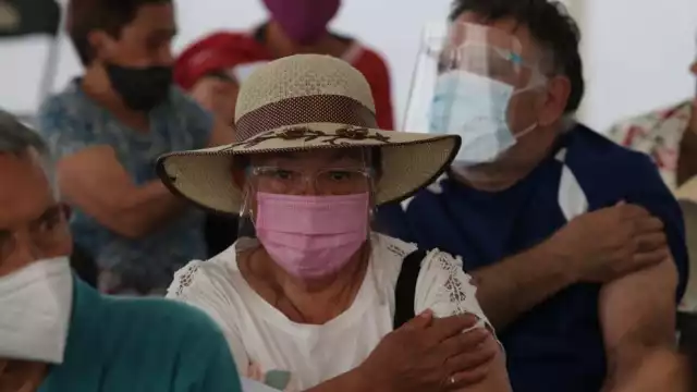 Gente de la tercera edad recibe la vacuna anticovid