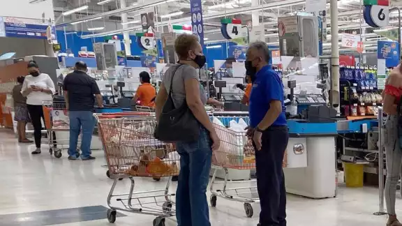 Algunos clientes menosprecian la labor de los abuelitos, sobre todo por la pandemia de COVID-19, donde les exigen no tocar las compras Algunos clientes menosprecian la labor de los abuelitos, sobre todo por la pandemia de COVID-19, donde les exigen no tocar las compras