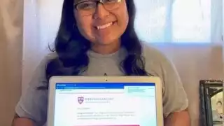 Elizabeth Esteban, con su carta de aceptación