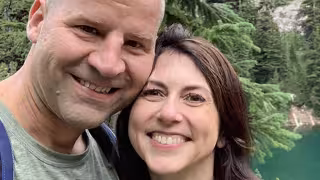 Dan Jewett y Mackenzie Scott