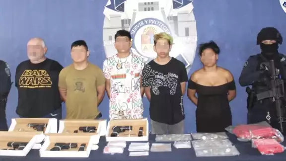 Detienen a presunto líder criminal con armas y droga en Cancún Detienen a presunto líder criminal con armas y droga en Cancún