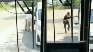 Una videograbación exhibe el momento cuando los agentes de Migración golpean a un migrante después de bajarlo de un vehículo de transporte público en Raudales Malpaso