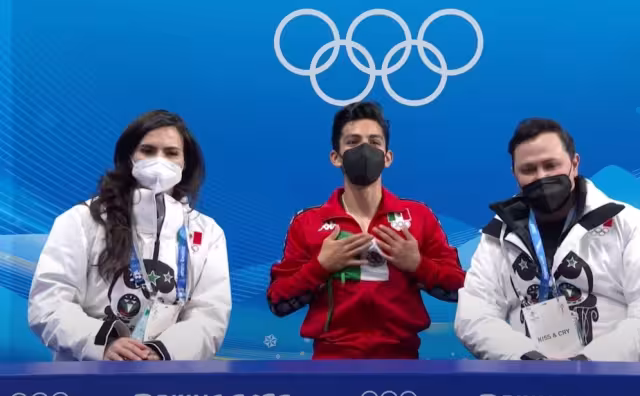 Donovan Carrillo junto a sus entrenadores en espera de su puntuación. Foto: Captura de pantalla
