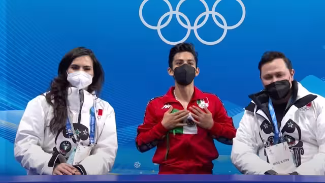 Donovan Carrillo junto a sus entrenadores en espera de su puntuación. Foto: Captura de pantalla