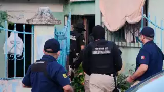 Elementos de la Fiscalía acordonaron la zona y llegaron a este domicilio para recabar evidencias del caso