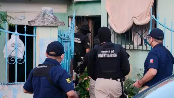Elementos de la Fiscalía acordonaron la zona y llegaron a este domicilio para recabar evidencias del caso Elementos de la Fiscalía acordonaron la zona y llegaron a este domicilio para recabar evidencias del caso