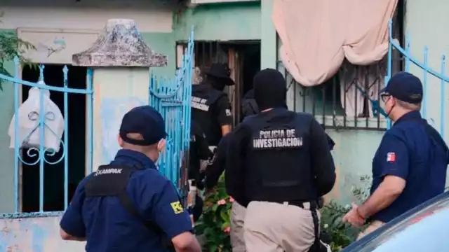 Elementos de la Fiscalía acordonaron la zona y llegaron a este domicilio para recabar evidencias del caso