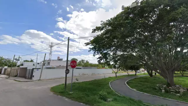 La vecina construyó sobre el muero de su vecina en el fraccionamiento Itzimná Polígono de Mérida