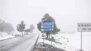 El Ajusco permanece con una capa de nieve durante la tarde de este domingo