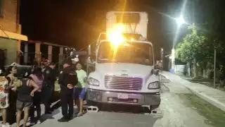 Grúa deja sin corriente un predio y daña un auto estacionado al derribar la base de una mufa en Calkiní