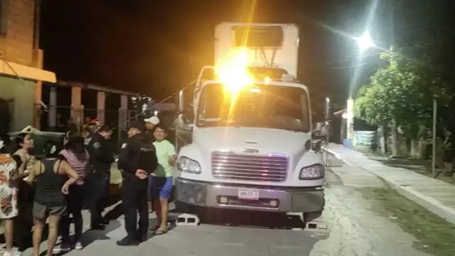 La grúa fue retenida por los pobladores para exigir el pago de los daños.